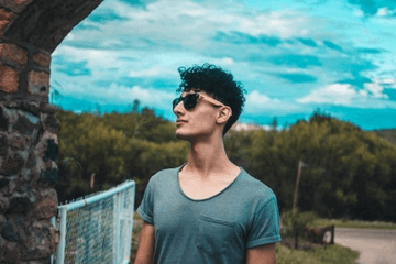 低調秀恩愛，曬美食曬合照、金莎名字打分，解析