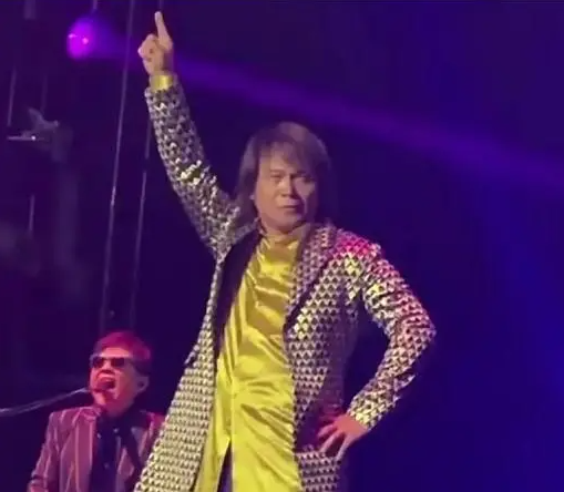 伍佰演唱會(huì)麥克風(fēng)都不拿了？伍佰名字打分，解析