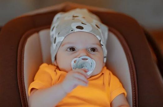 帶火字旁和金字旁的女孩名字有哪些？